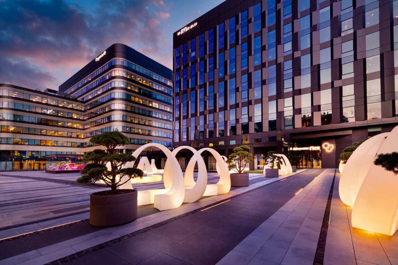 Fabryczna Office Park — plac przed Fabryczna Flex o zmierzchu